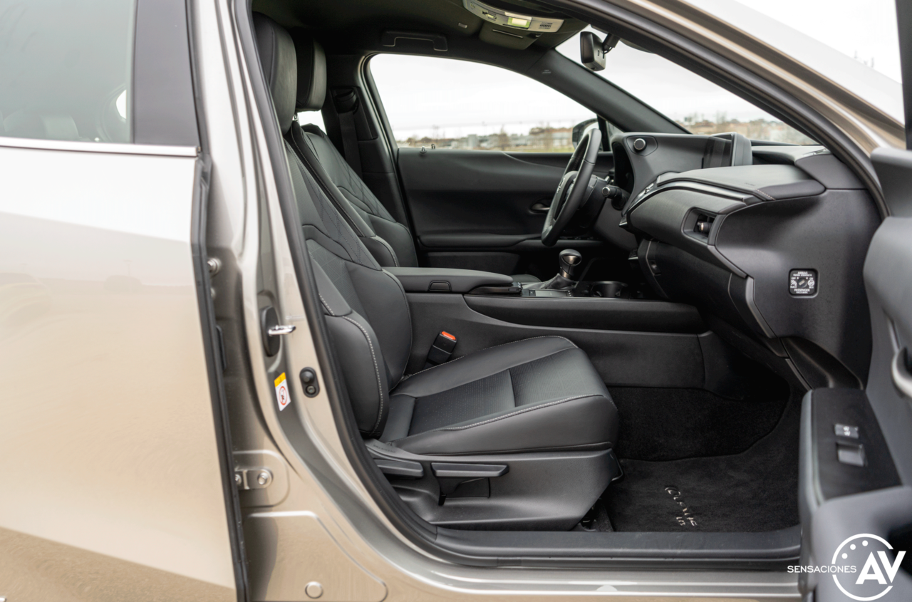 Plazas delanteras vista derecha Lexus UX 250h 1280x845 - Prueba Lexus UX 250h Style 4x2: Un SUV compacto, híbrido y premium