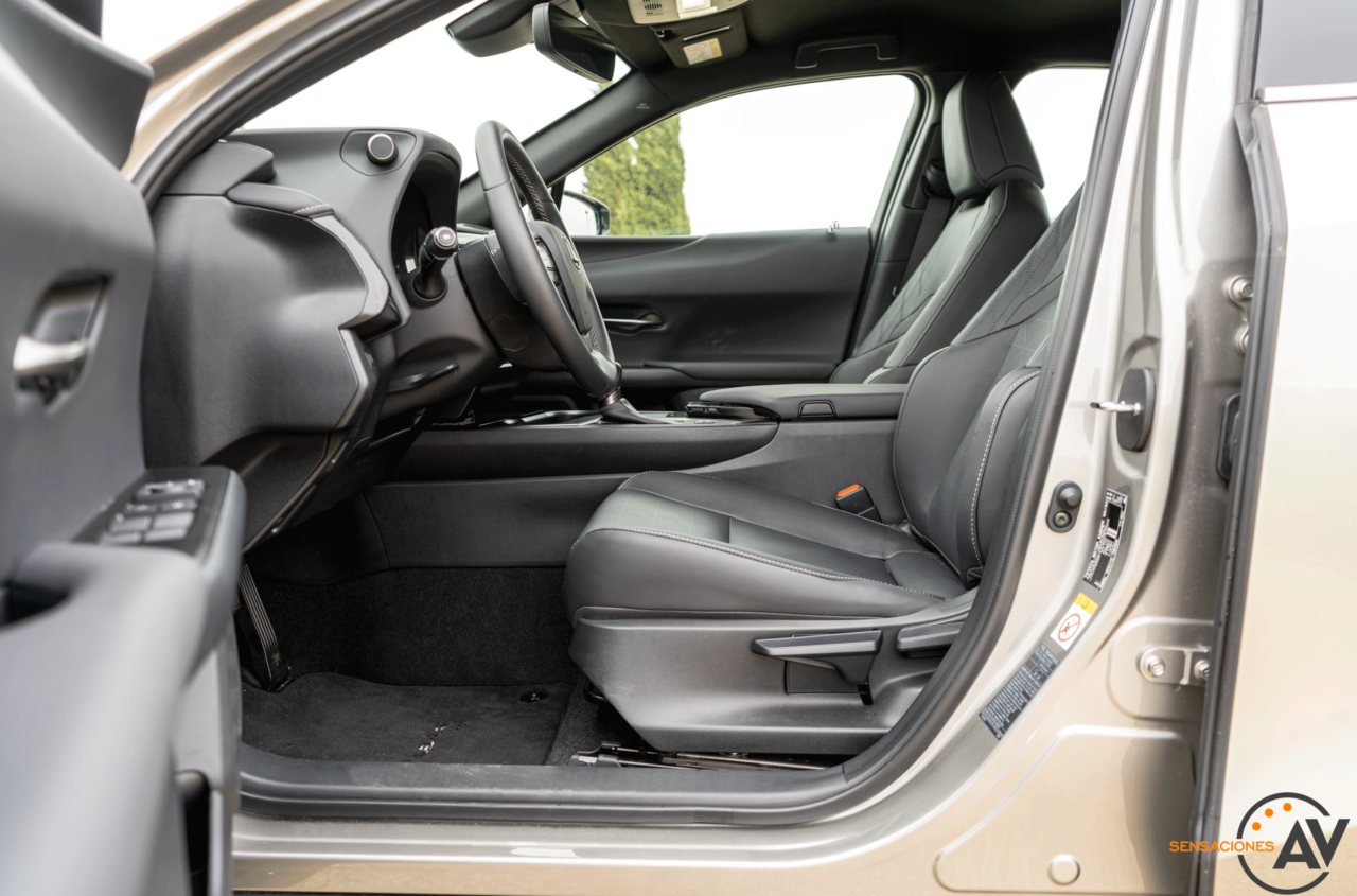 Plazas delanteras vista izquierda Lexus UX 250h 1280x845 - Prueba Lexus UX 250h Style 4x2: Un SUV compacto, híbrido y premium