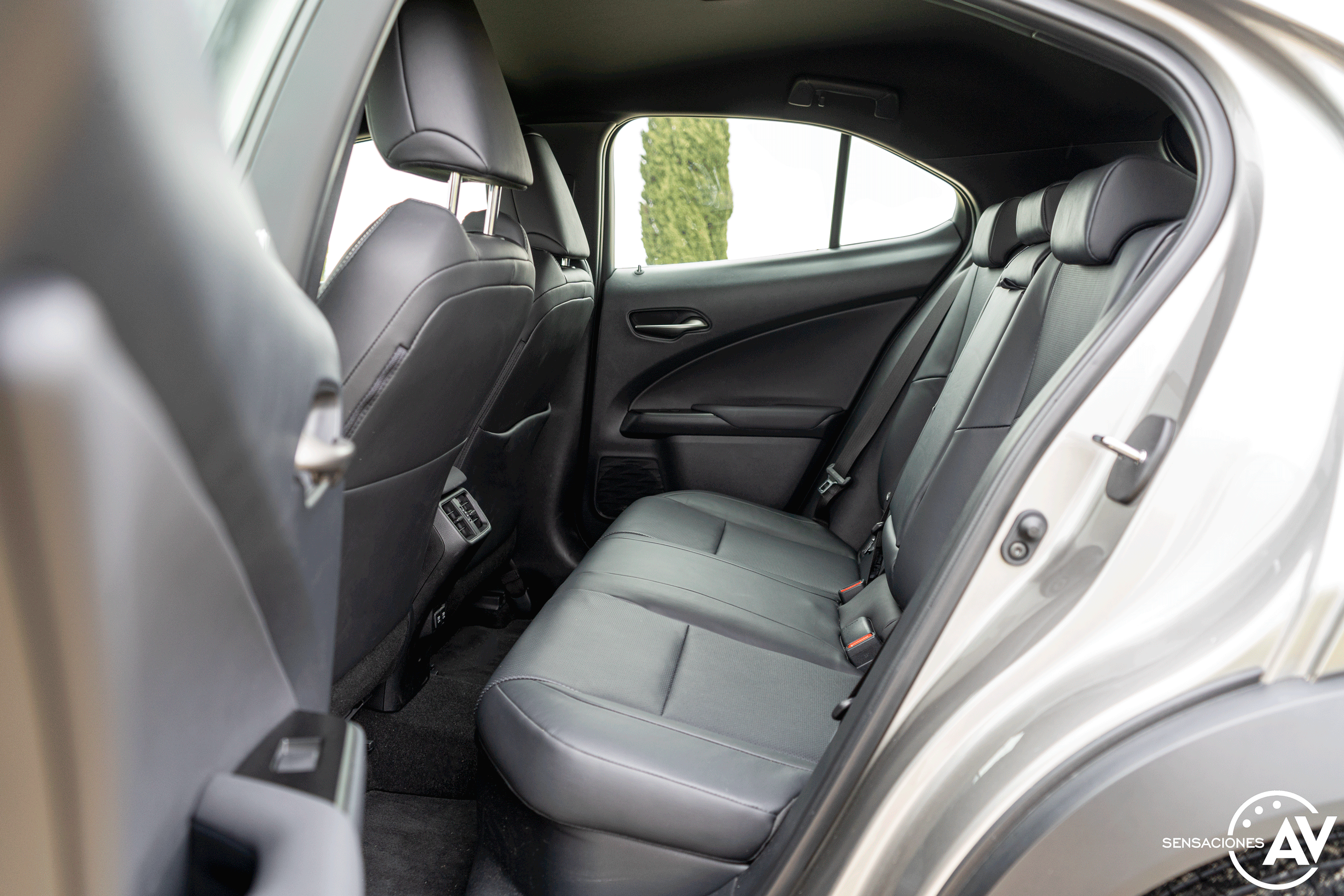 Plazas traseras vista izquierda Lexus UX 250h - Prueba Lexus UX 250h Style 4x2: Un SUV compacto, híbrido y premium
