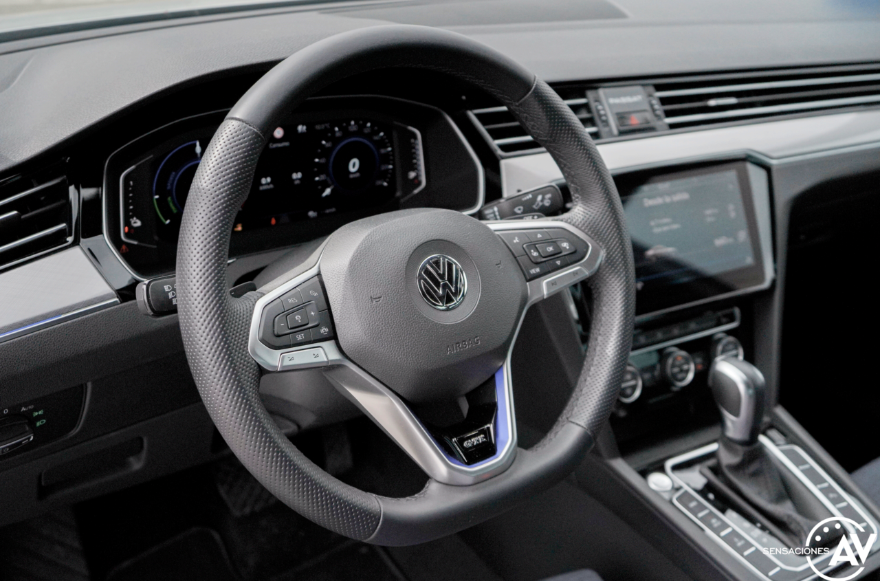 Puesto de conduccion Volkswagen Passat GTE 1280x845 - Prueba Volkswagen Passat GTE 2021: Un coche casi perfecto en peligro de extinción