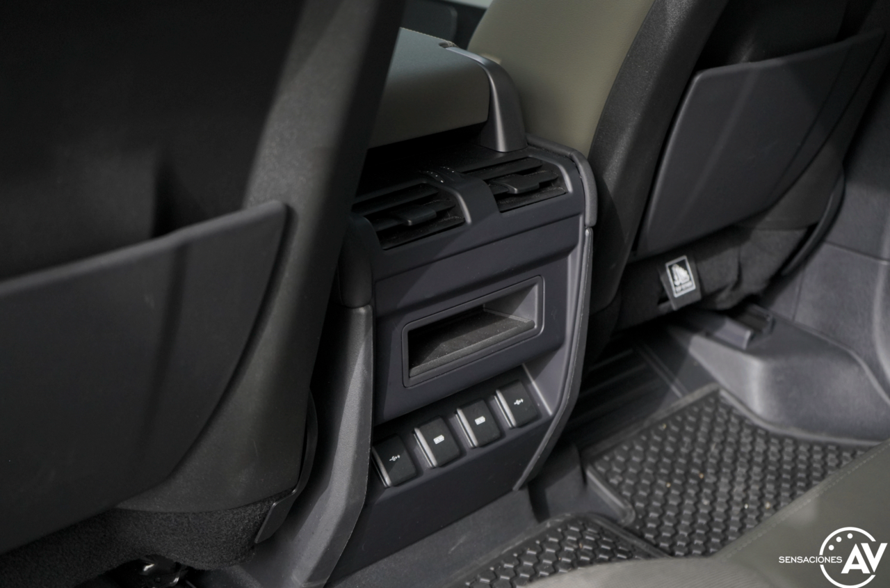 Consola central trasera Land Rover Defender 110 1280x845 - Prueba Land Rover Defender 110: Confort y campo unidos a la perfección