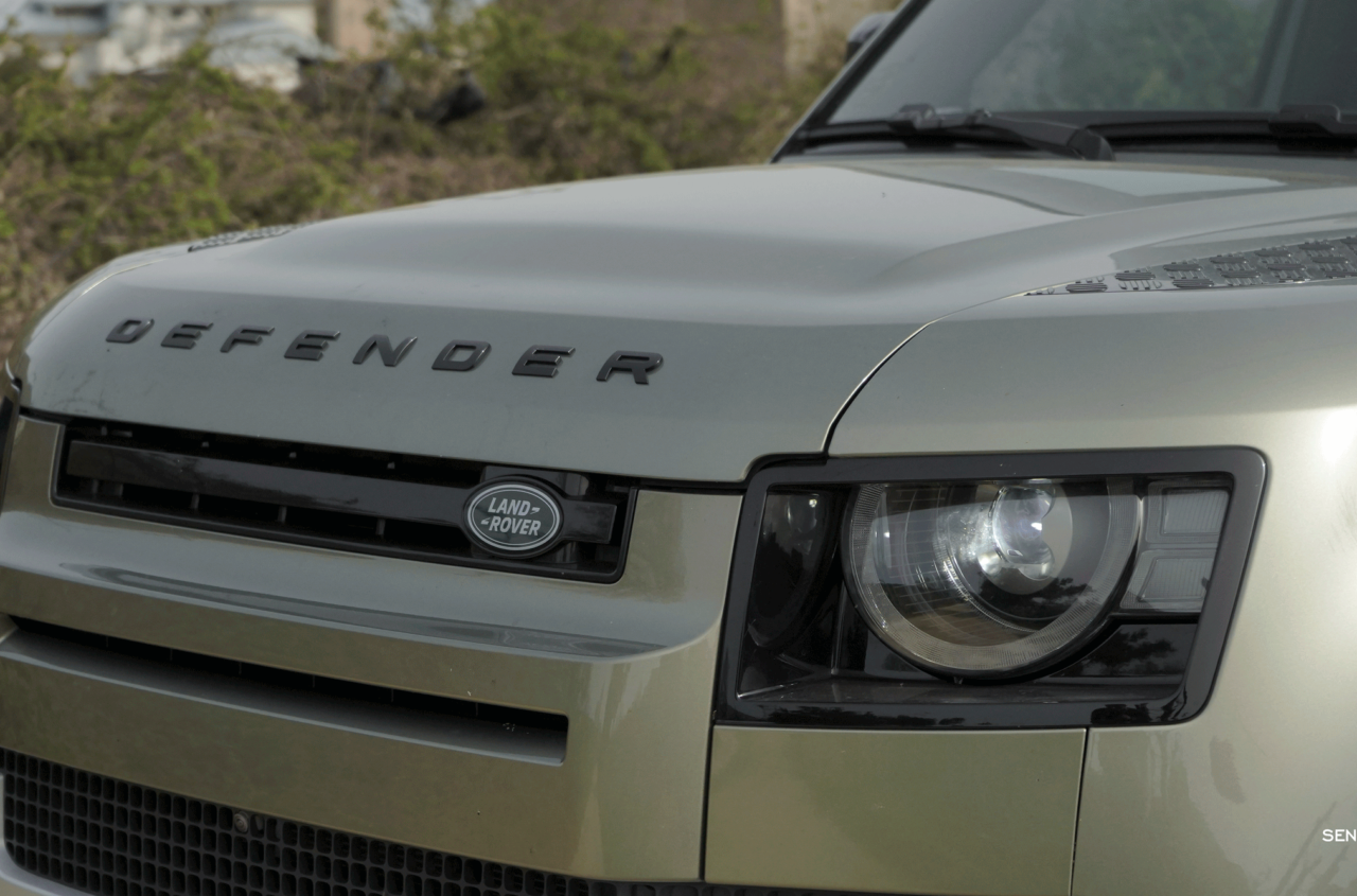 Logo defender frontal Land Rover Defender 110 1280x845 - Prueba Land Rover Defender 110: Confort y campo unidos a la perfección
