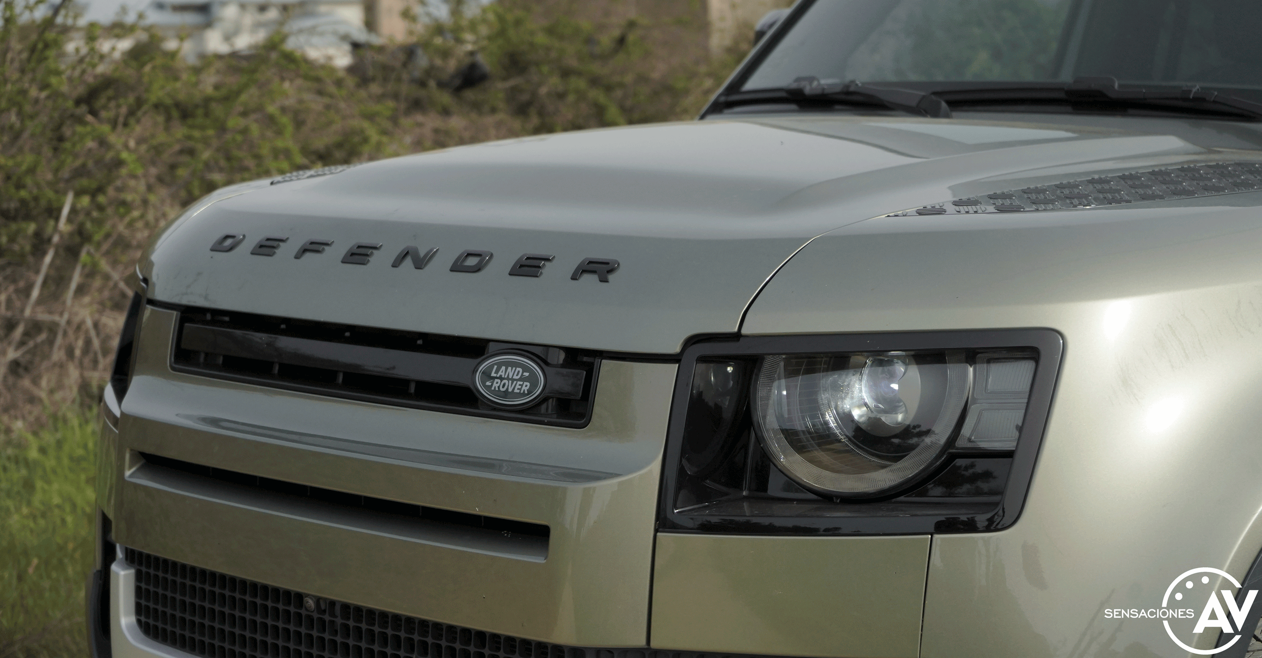 Logo defender frontal Land Rover Defender 110 - Prueba Land Rover Defender 110: Confort y campo unidos a la perfección