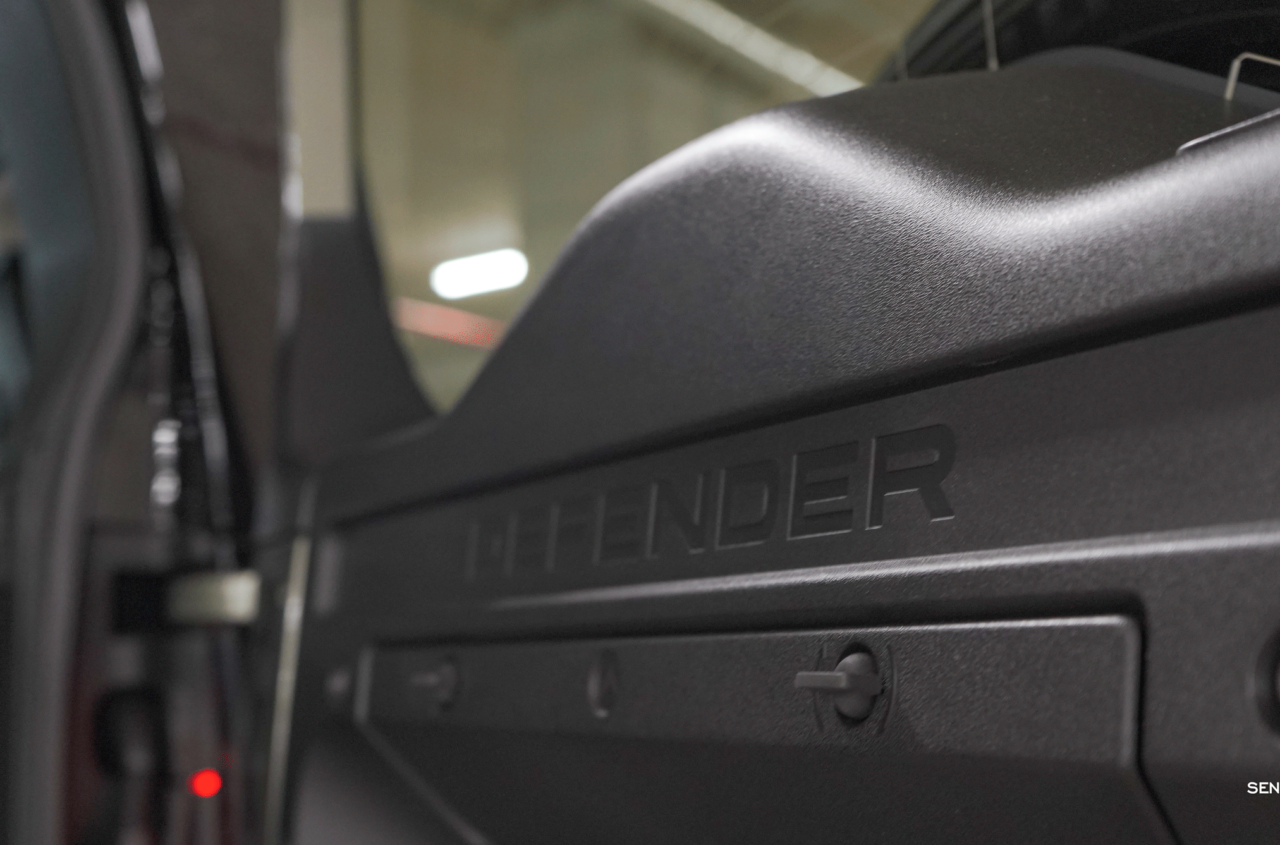 Logo defender maletero Land Rover Defender 110 1280x845 - Prueba Land Rover Defender 110: Confort y campo unidos a la perfección