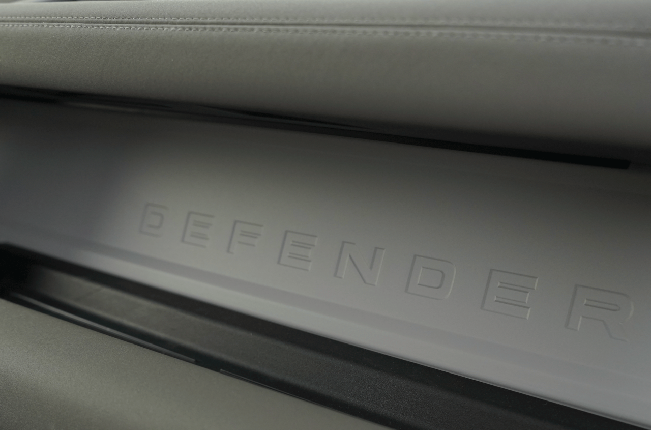 Logo defender salpicadero Land Rover Defender 110 1280x845 - Prueba Land Rover Defender 110: Confort y campo unidos a la perfección