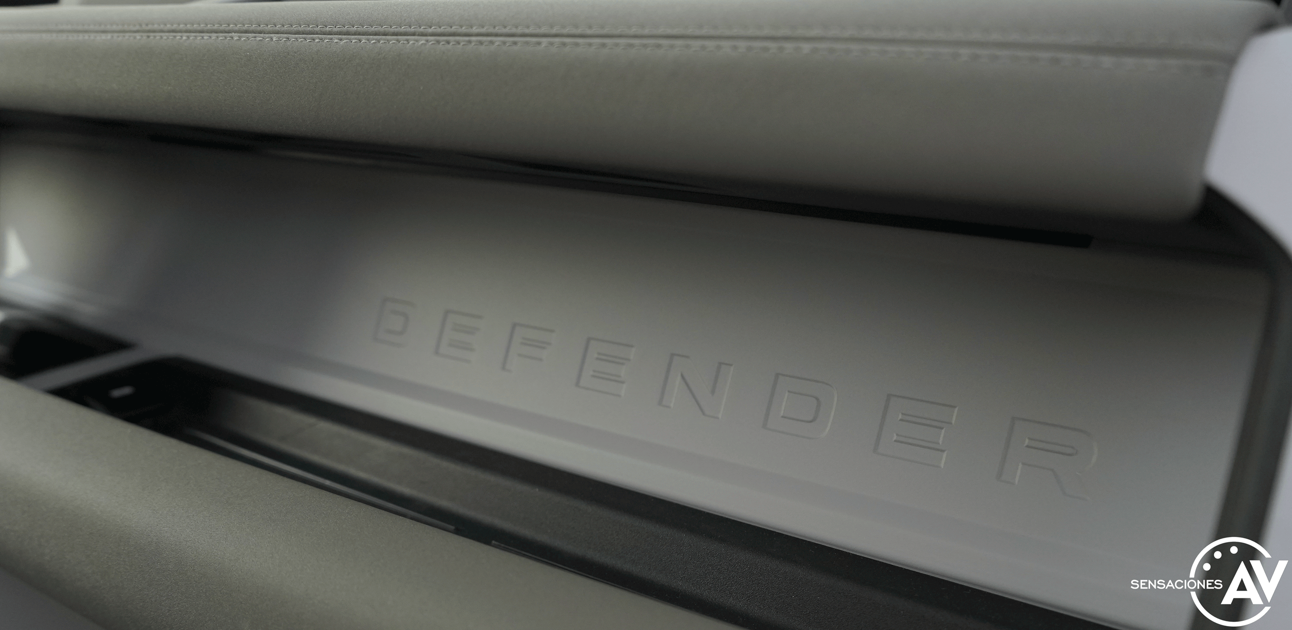 Logo defender salpicadero Land Rover Defender 110 - Prueba Land Rover Defender 110: Confort y campo unidos a la perfección