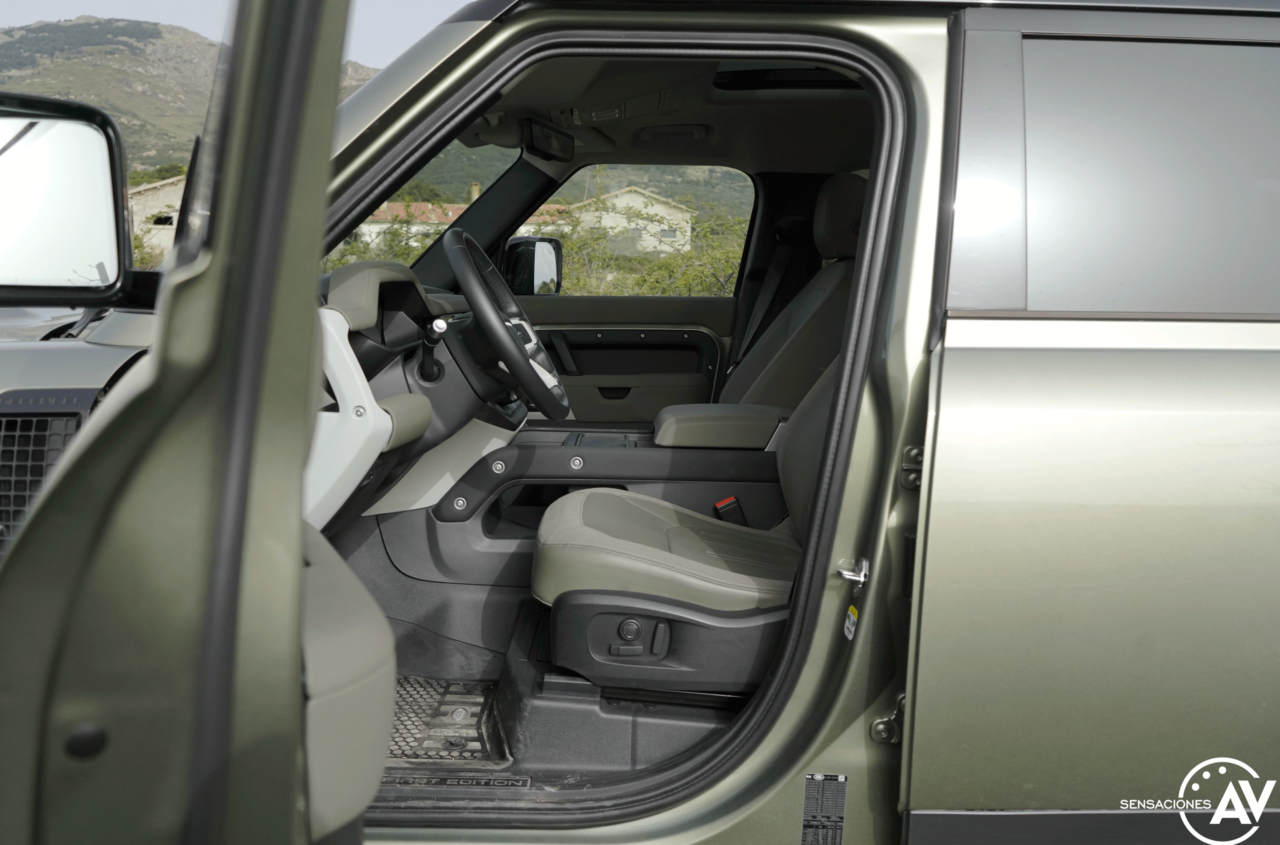 Plazas delanteras vista izquierda Land Rover Defender 110 1280x845 - Prueba Land Rover Defender 110: Confort y campo unidos a la perfección