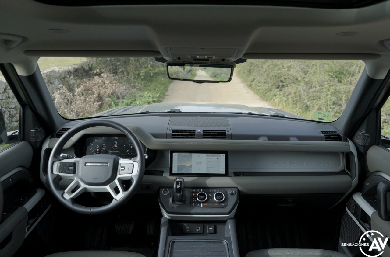 Salpicadero vista frontal Land Rover Defender 110 1280x845 - Prueba Land Rover Defender 110: Confort y campo unidos a la perfección