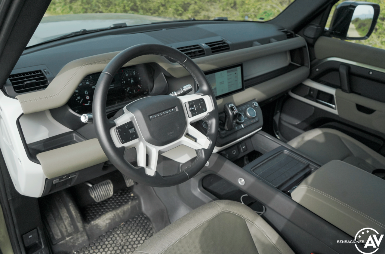 Salpicadero vista izquierda Land Rover Defender 110 1280x845 - Prueba Land Rover Defender 110: Confort y campo unidos a la perfección