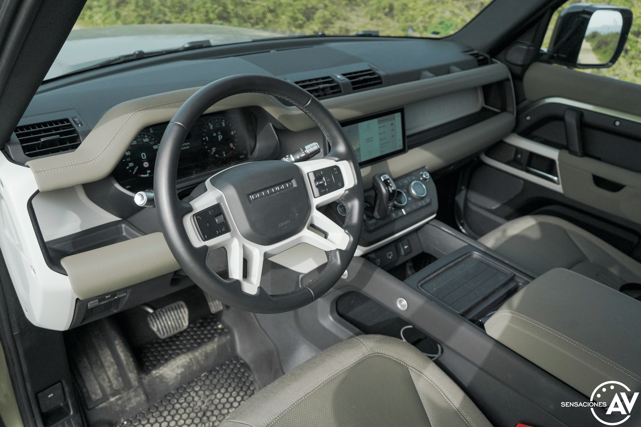 Salpicadero vista delantera izquierda Land Rover Defender 110