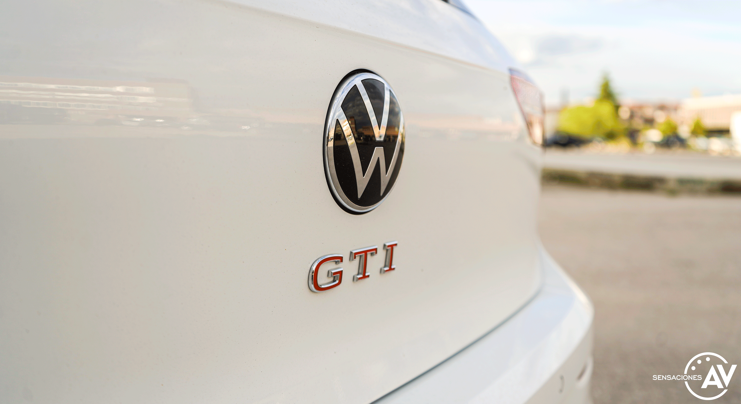 Logo GTI maletero Volkswagen Golf GTI - Prueba Volkswagen Golf 8 GTI 245 CV DSG: Una bomba divertida, polivalente y racional