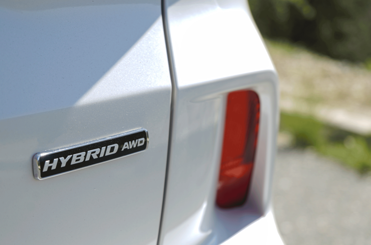 Logo Hybrid AWD Ford Kuga HEV 1280x845 - Prueba Ford Kuga híbrido 2021: ¿Uno de los mejores SUV híbridos?