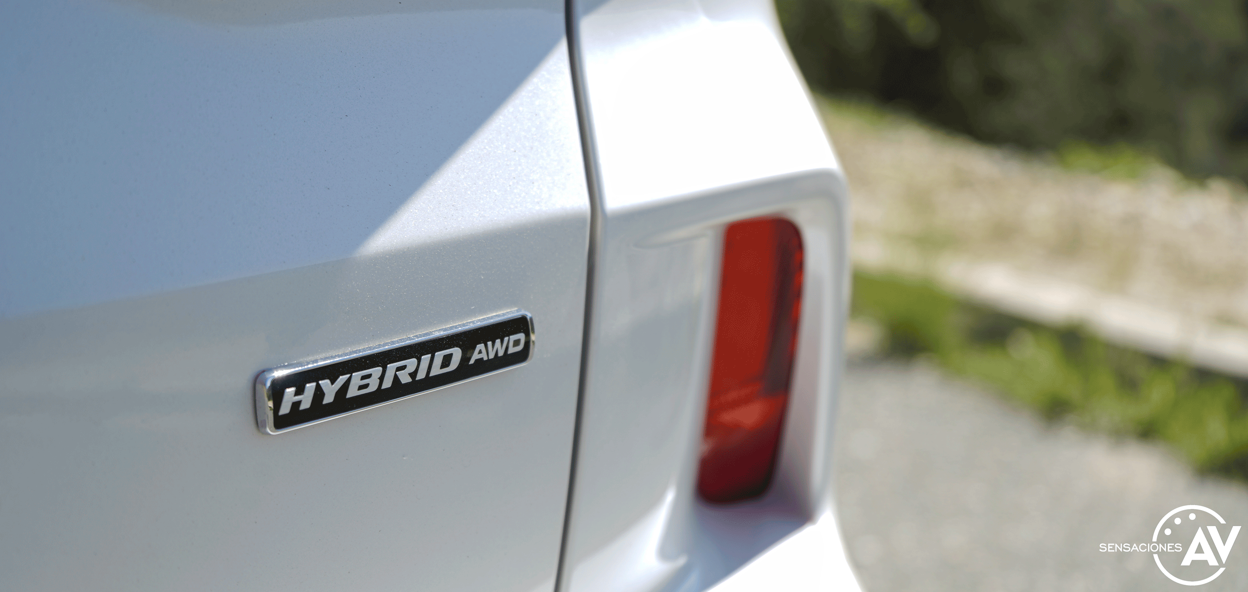 Logo Hybrid AWD Ford Kuga HEV - Prueba Ford Kuga híbrido 2021: ¿Uno de los mejores SUV híbridos?