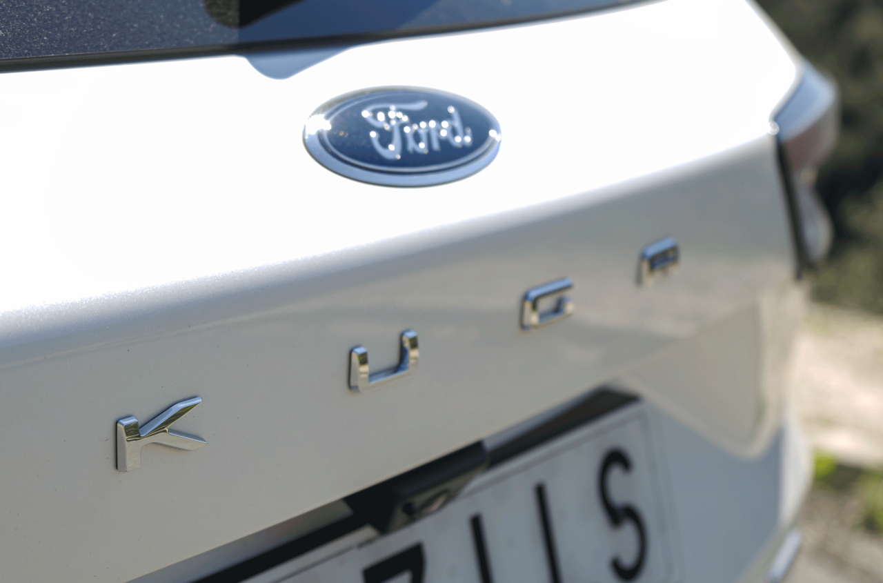 Logo Kuga Ford Kuga HEV 1280x845 - Prueba Ford Kuga híbrido 2021: ¿Uno de los mejores SUV híbridos?