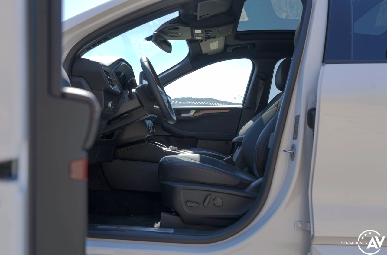 Plazas delanteras vista izquierda Ford Kuga HEV 1280x845 - Prueba Ford Kuga híbrido 2021: ¿Uno de los mejores SUV híbridos?