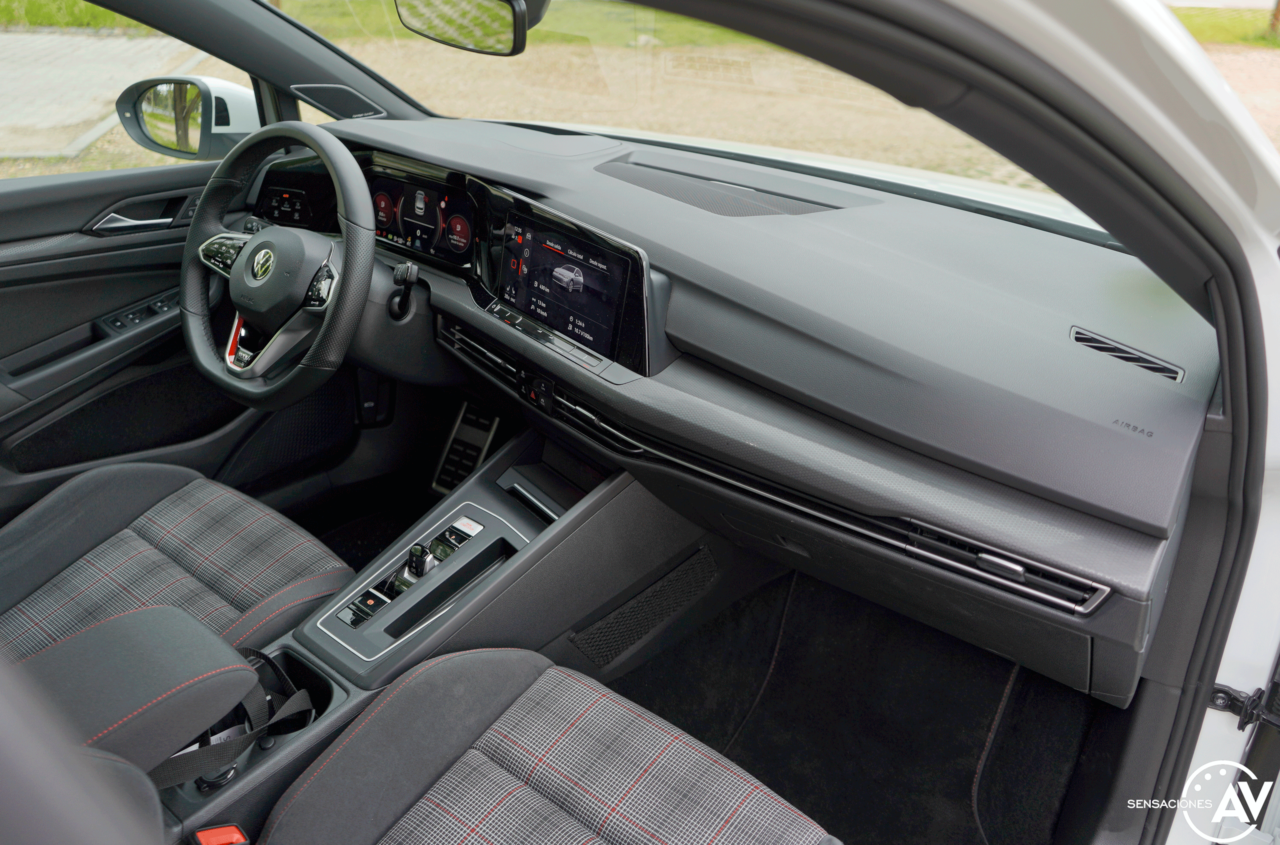 Salpicadero vista delantera derecha Volkswagen Golf GTI 1280x845 - Prueba Volkswagen Golf 8 GTI 245 CV DSG: Una bomba divertida, polivalente y racional