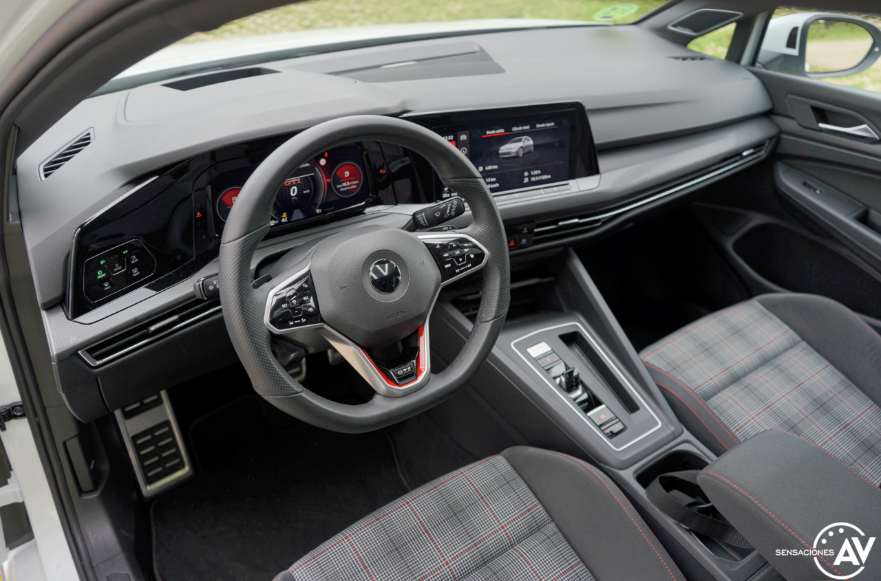 Salpicadero vista delantera izquierda Volkswagen Golf GTI 1280x845 - Prueba Volkswagen Golf 8 GTI 245 CV DSG: Una bomba divertida, polivalente y racional