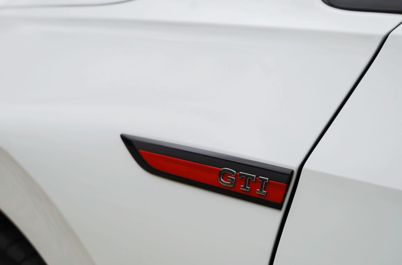 Siglas GTI aletas delanteras Volkswagen Golf GTI 1280x845 - Prueba Volkswagen Golf 8 GTI 245 CV DSG: Una bomba divertida, polivalente y racional