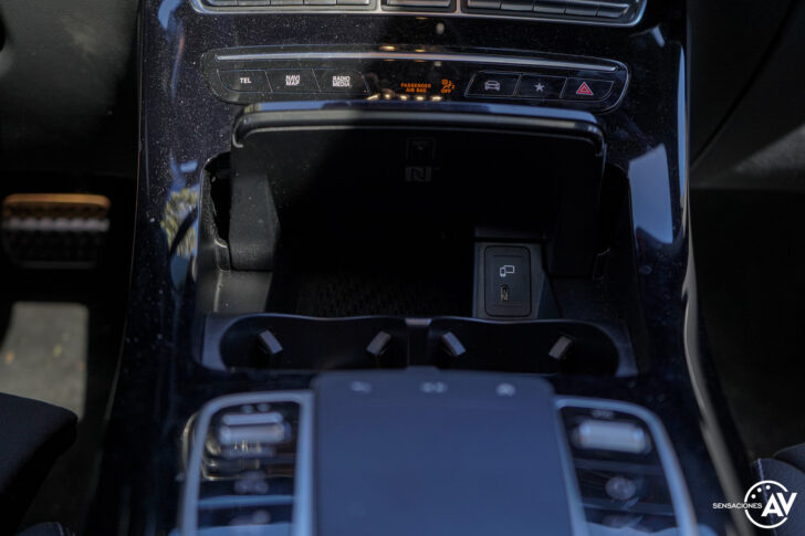 Cargador inalambrico Mercedes EQC 728x485 - Prueba Mercedes-Benz EQC 400 4Matic: El SUV eléctrico de Mercedes que destaca por su confort y por su tecnología