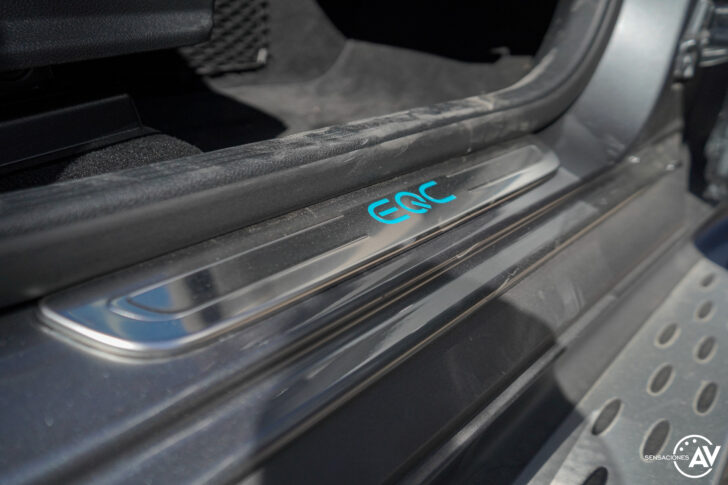 Logo EQC paso de puerta Mercedes EQC 728x485 - Prueba Mercedes-Benz EQC 400 4Matic: El SUV eléctrico de Mercedes que destaca por su confort y por su tecnología