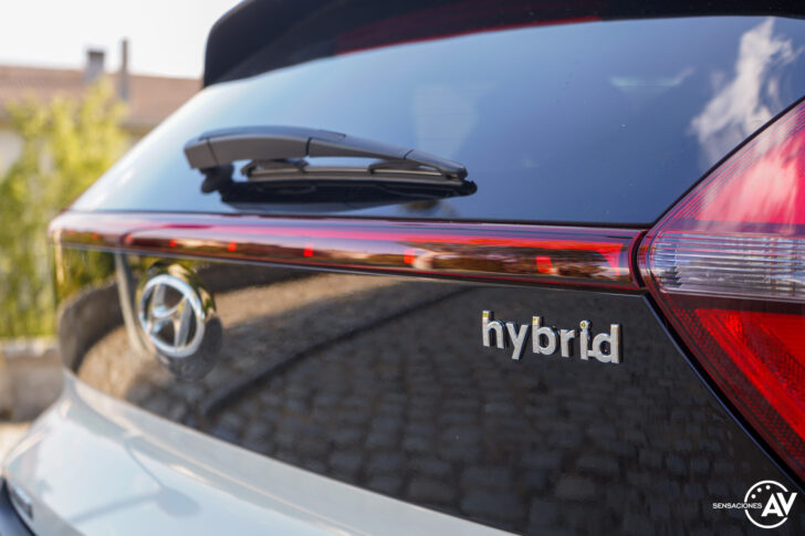 Logo Hybrid Hyundai Bayon 728x485 - Prueba Hyundai Bayon 1.0 TGDi 48 V 100 CV AT Tecno: ¿El nuevo rey del segmento B-SUV?