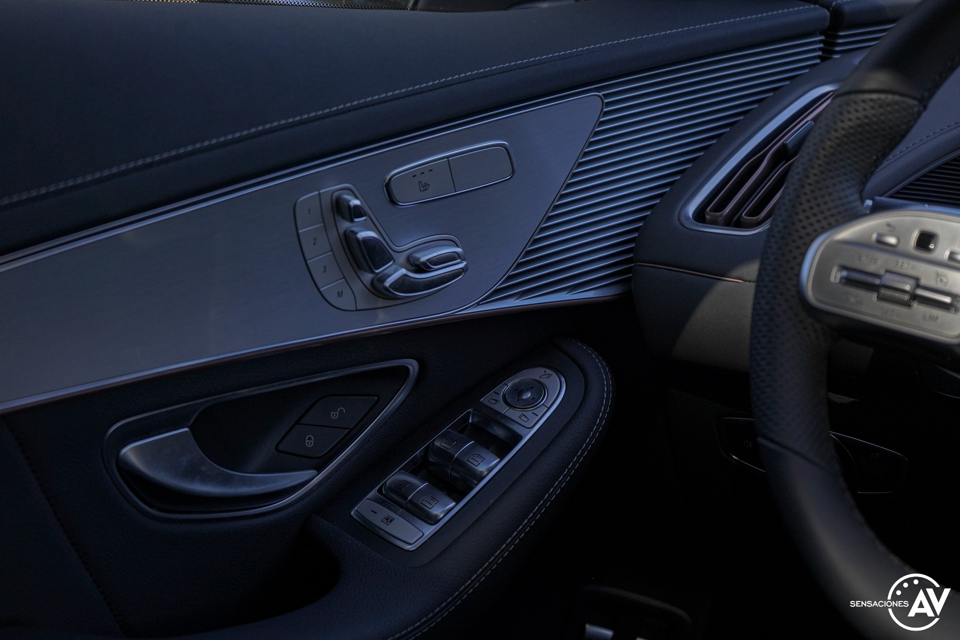 Mandos puertas Mercedes EQC - Prueba Mercedes-Benz EQC 400 4Matic: El SUV eléctrico de Mercedes que destaca por su confort y por su tecnología