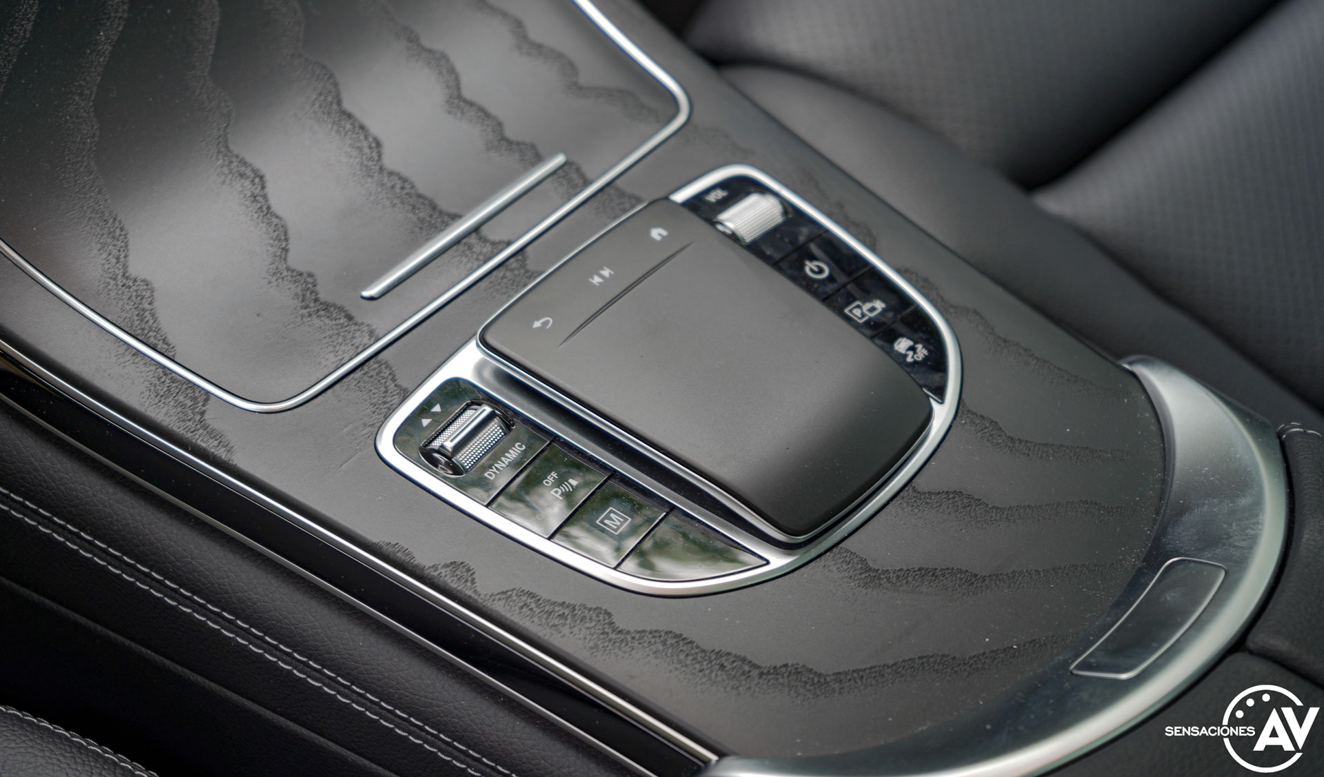 Panel tactil y botoneria consola central Mercedes Benz GLC 300de - Prueba Mercedes-Benz GLC 300de 4Matic: Un SUV familiar, híbrido enchufable y diésel ¿Una buena combinación?
