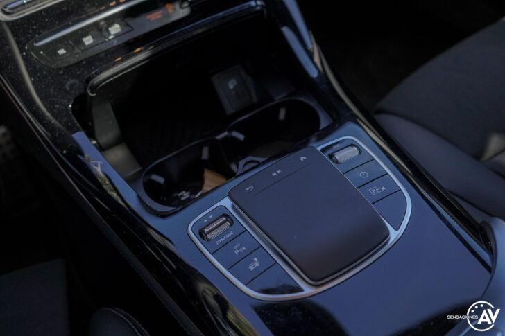 Trackpad central Mercedes EQC 728x485 - Prueba Mercedes-Benz EQC 400 4Matic: El SUV eléctrico de Mercedes que destaca por su confort y por su tecnología