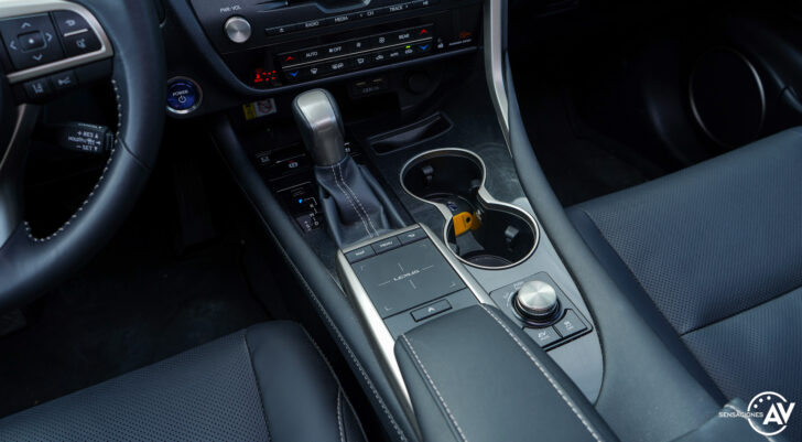 Consola central 2 Lexus RXL 728x401 - Prueba Lexus RX 450hL Executive 2021: ¿El SUV de lujo más cómodo con 7 plazas?