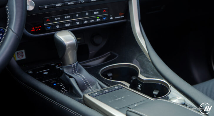 Consola central Lexus RXL 728x395 - Prueba Lexus RX 450hL Executive 2021: ¿El SUV de lujo más cómodo con 7 plazas?
