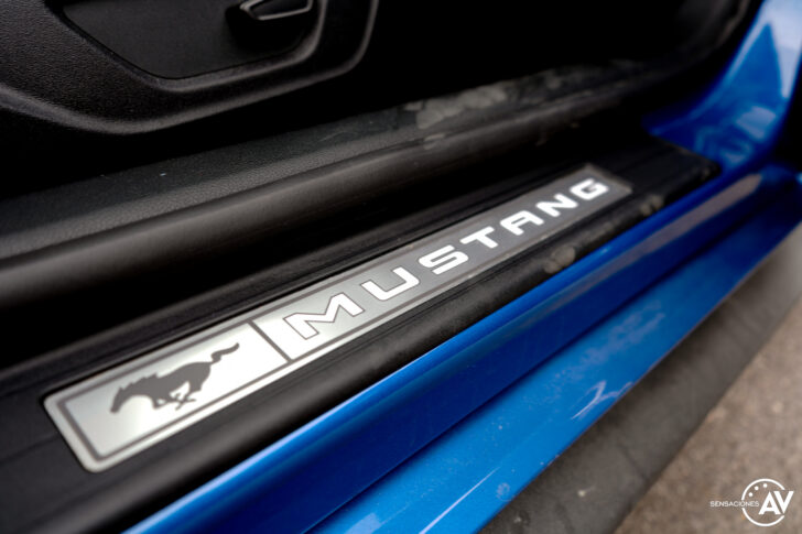 Logo Mustang paso de rueda Ford Mustang 728x485 - Prueba Ford Mustang GT Fastback 2021: Puro músculo. ¡Que Dios bendiga a América!