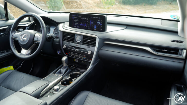 Salpicadero vista derecha Lexus RXL 728x411 - Prueba Lexus RX 450hL Executive 2021: ¿El SUV de lujo más cómodo con 7 plazas?