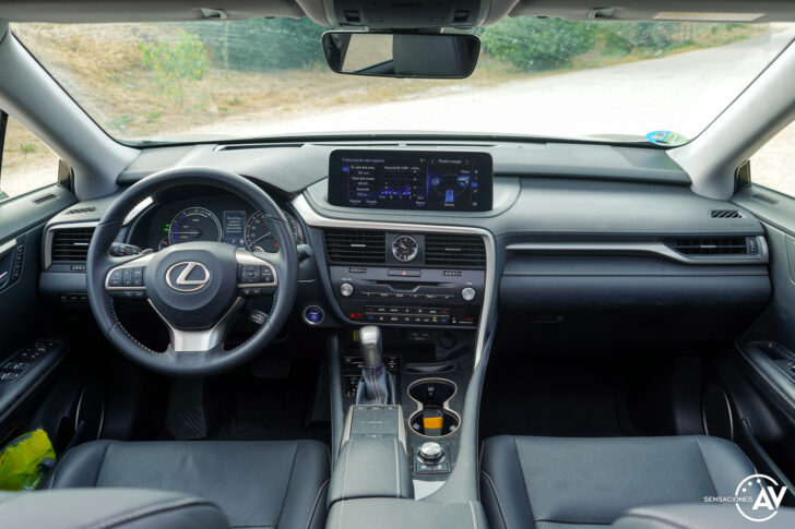 Salpicadero vista frontal Lexus RXL 728x485 - Prueba Lexus RX 450hL Executive 2021: ¿El SUV de lujo más cómodo con 7 plazas?