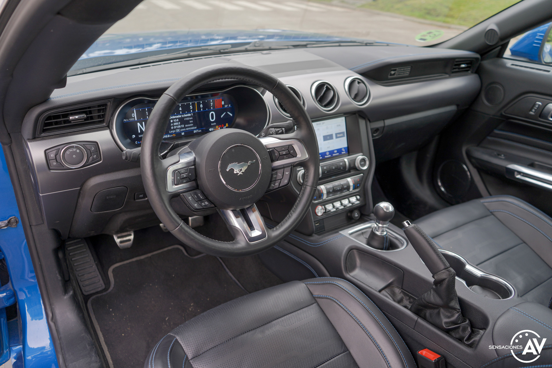 Salpicadero vista lateral izquierda Ford Mustang - Prueba Ford Mustang GT Fastback 2021: Puro músculo. ¡Que Dios bendiga a América!