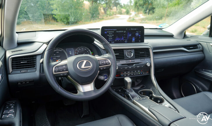 Salpicadero vista trasera izquierda Lexus RXL 728x435 - Prueba Lexus RX 450hL Executive 2021: ¿El SUV de lujo más cómodo con 7 plazas?