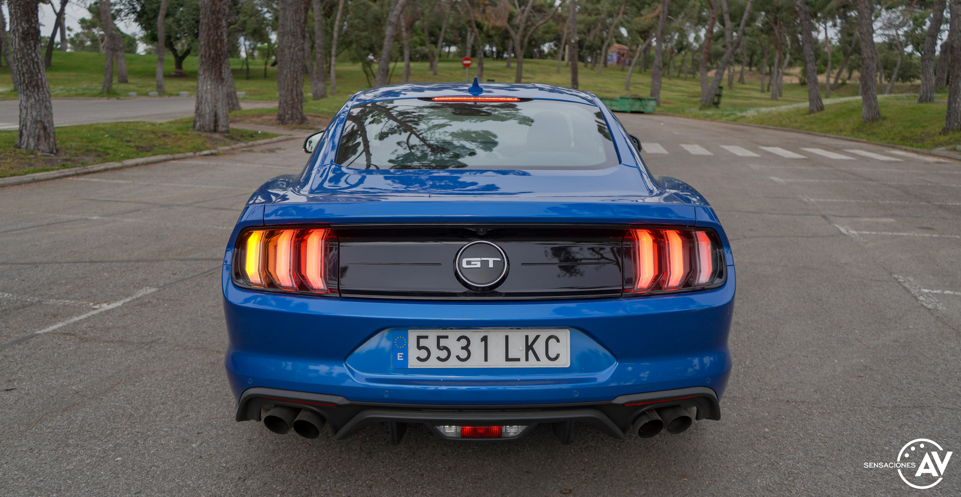 Trasera con luces Ford Mustang - Prueba Ford Mustang GT Fastback 2021: Puro músculo. ¡Que Dios bendiga a América!
