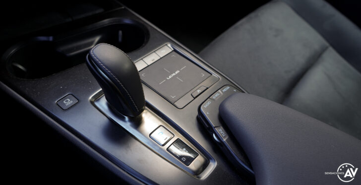 Consola central Lexus UX 300e 728x373 - Prueba Lexus UX 300e Business: Lujo, confort, garantía y electricidad todo en uno