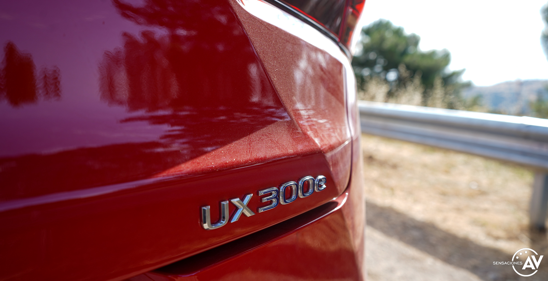 Insignia maletero Lexus UX 300e