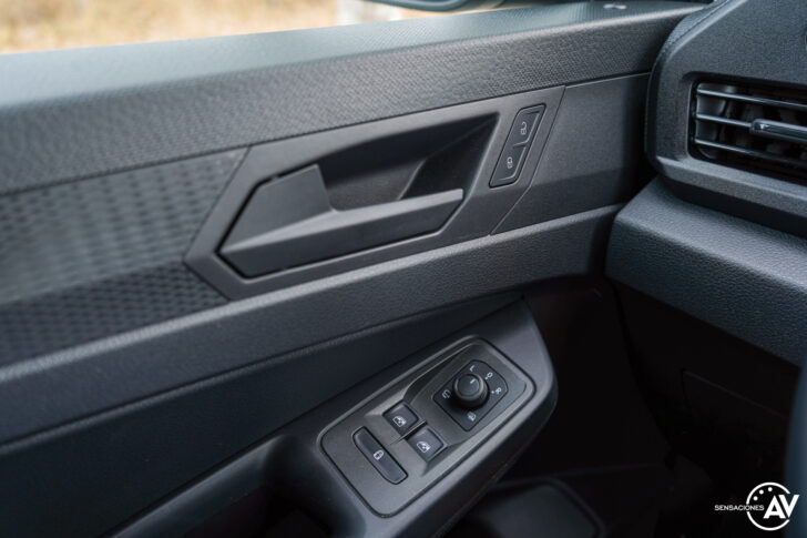 Mandos ventanilla Volkswagen Caddy Outdoor 728x485 - Prueba del nuevo Volkswagen Caddy Outdoor 2021: Un auténtico referente