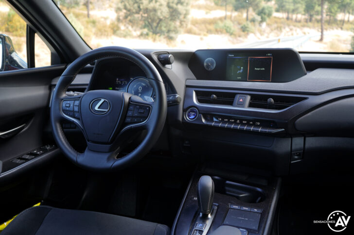 Puesto de conduccion Lexus UX 300e 728x485 - Prueba Lexus UX 300e Business: Lujo, confort, garantía y electricidad todo en uno