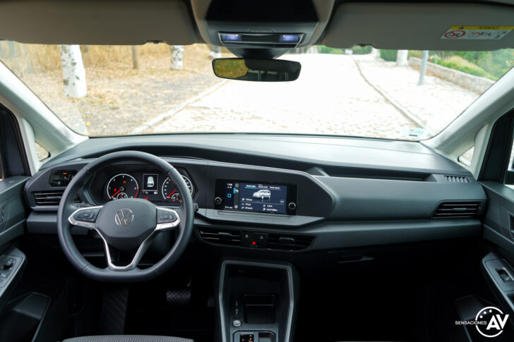 Salpicadero vista frontal Volkswagen Caddy Outdoor 728x485 - Prueba del nuevo Volkswagen Caddy Outdoor 2021: Un auténtico referente