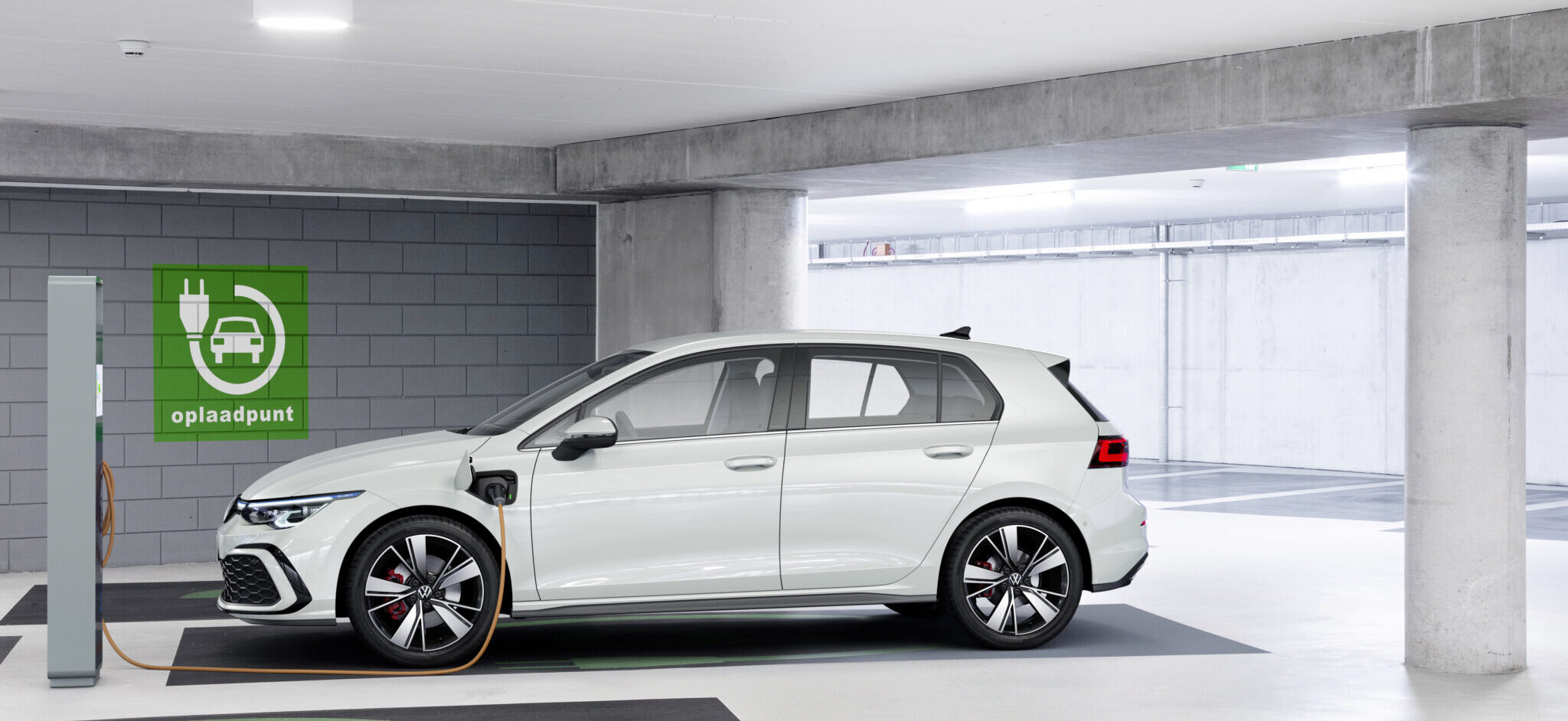 Lateral izquierdo cargando Volkswagen Golf GTE 2021