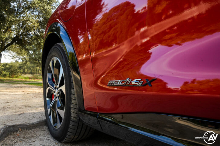 Logo puerta delantera izquierda Ford Mustang Match e scaled 728x485 - Prueba Ford Mustang Mach-E Rango Extendido 99 kWh: ¿Un SUV eléctrico merece  llamarse Mustang?