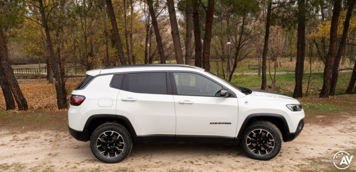 Lateral derecho Jeep Compass PHEV TrailHawk 728x352 - Prueba Jeep Compass 2021 4xe Trailhawk 1.3 PHEV 240 CV: Un híbrido enchufable para todo