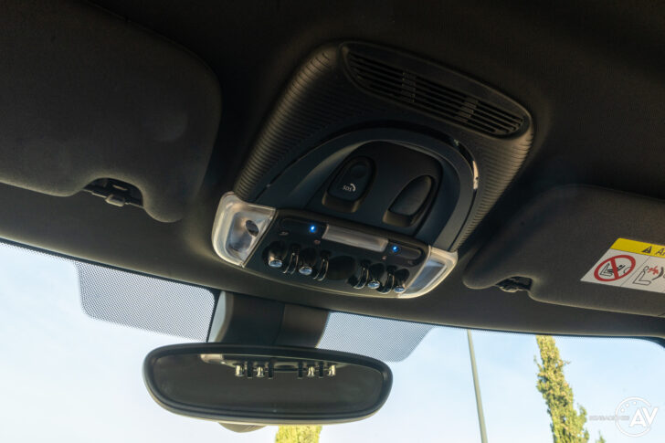 Luces superiores Mini Cooper SE 728x485 - Prueba MINI Cooper SE 2021: 100% MINI, 100% eléctrico