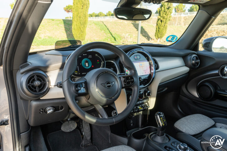 Salpicadero vista delantera izquierda Mini Cooper SE 728x485 - Prueba MINI Cooper SE 2021: 100% MINI, 100% eléctrico
