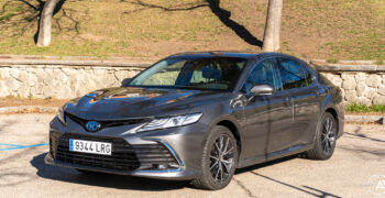 Prueba Toyota Camry Luxury 220H: La berlina híbrida que sorprende en todo