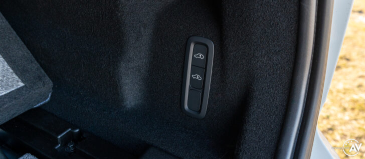 Maletero botones Volvo XC60 PHEV 728x318 - Prueba Volvo XC60 Recharge T6 eAWD Ultimate 2022: Todo calidad y confort. ¡Que tiemblen los alemanes!