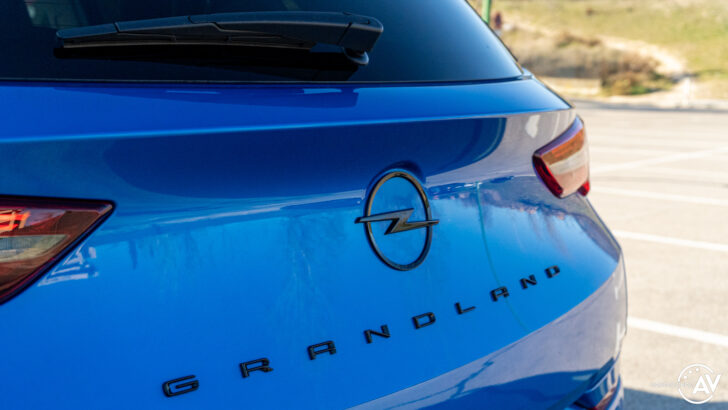 Logo trasero Opel Grandland 2022 728x410 - Prueba Opel Grandland 2022 Ultimate 130 CV AT: Una renovación necesaria